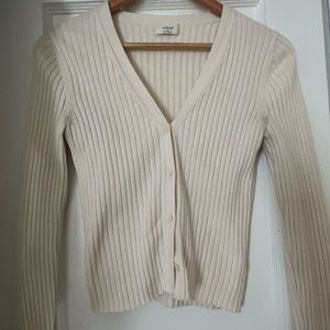 Manila Cardigan
Merino wool V-neck cardigan in Oak